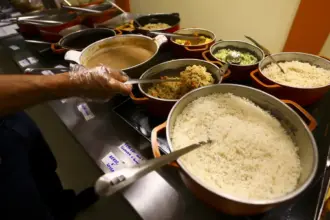 São Paulo: homens comem mais fora e mulheres preferem pedir comida por aplicativo