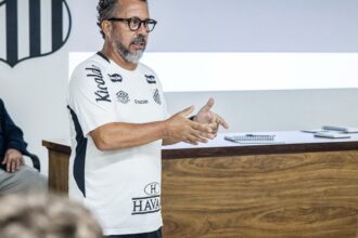 Ex-auxiliar de Tite, Cleber Xavier debuta como técnico no Santos