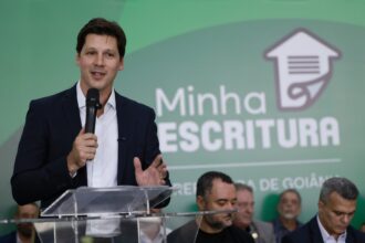 Daniel Vilela e Sandro Mabel entregam 700 escrituras a famílias de Goiânia