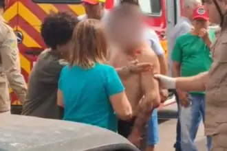 Homem é agredido com pauladas durante briga no Feirão do Nova Aurora