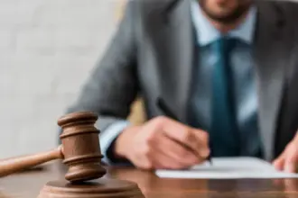 Homem que apalpou nádega de nutricionista no elevador é condenado a pagar R$ 100 mil