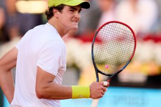 João Fonseca vai à 1ª semi de ATP 500 após abandono de rival no 3º set