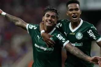 Palmeiras é salvo por Weverton, bate Fortaleza e assume liderança do Brasileirão