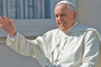 Papa simplificou o próprio funeral e será enterrado em caixão simples de madeira