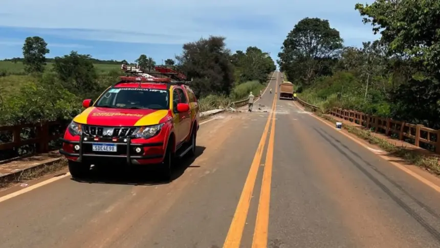 Urgente: Caminhão cai de ponte próximo à Jalles e motorista é atacado por abelhas Urgente: Caminhão cai de ponte próximo à Jalles e motorista é atacado por abelhas