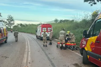 Urgente: Grave acidente de trânsito na Serra da Usina deixa 3 pessoas feridas