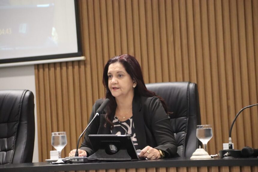 Vereadora Gislene solicita limpeza da área de expansão do cemitério municipal de Goianésia Vereadora Gislene solicita limpeza da área de expansão do cemitério municipal de Goianésia