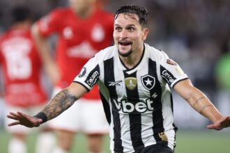 Artur marca golaço e Botafogo vence Estudiantes na Libertadores