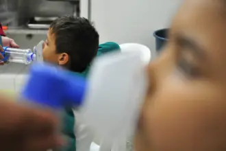 Casos de síndrome respiratória aguda grave leva cidades do Sul e Sudeste a decretarem emergência em saúde pública