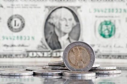 Dólar fecha em alta de 0,32%