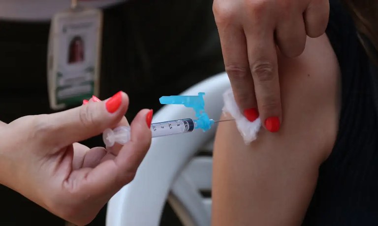 HPV: vacinação é forma mais eficaz de proteção