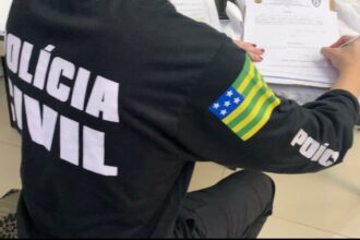 Polícia prende homem por fazer manobra perigosa, em uma motocicleta, em movimentada avenida de Mineiros