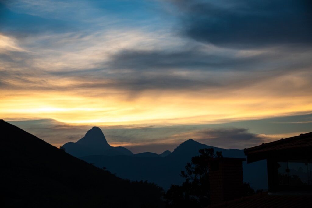 Vista da Serra Fluminense em pleno pôr do sol com montanhas 