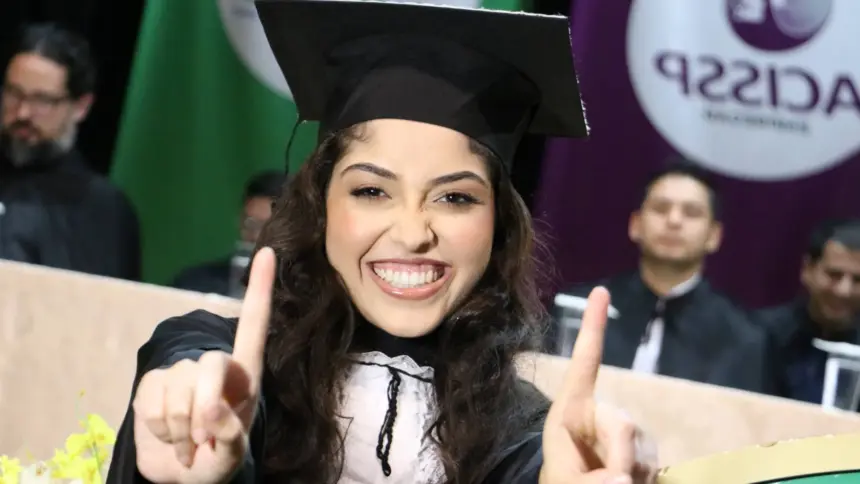 Aluna viraliza nas redes depois de se formar sozinha na faculdade