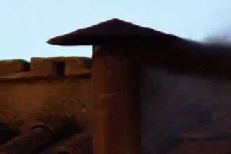 Após 1ª votação do conclave, fumaça preta da Capela Sistina indica que papa não foi escolhido