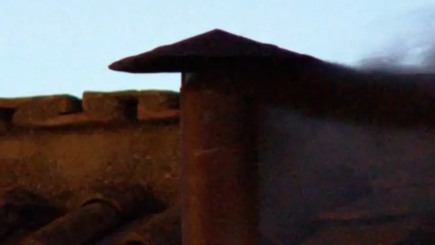 Após 1ª votação do conclave, fumaça preta da Capela Sistina indica que papa não foi escolhido