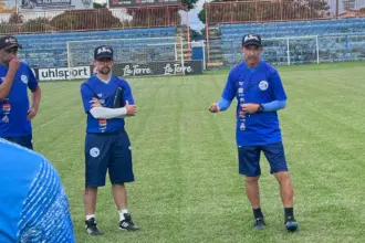 Betinho muda o tom e aposta na liberdade criativa para reerguer o Goianésia na Série D