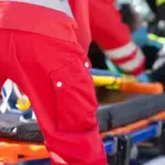 Caminhão carregado com ração tomba entre Goianésia e Barro Alto e deixa uma pessoa ferida