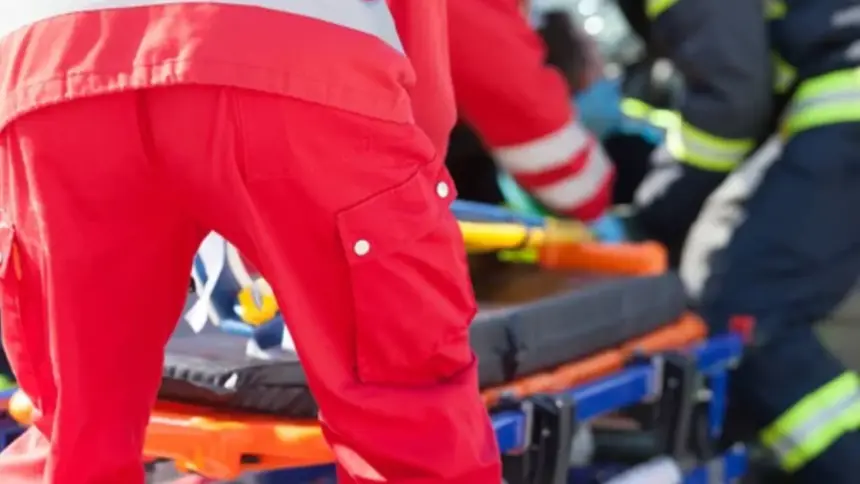 Caminhão carregado com ração tomba entre Goianésia e Barro Alto e deixa uma pessoa ferida