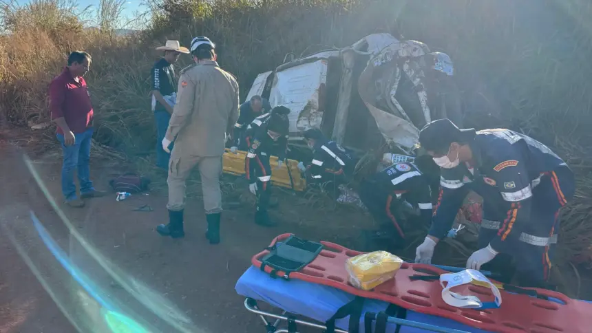 Capotamento na GO-438, próximo a Santa Rita, deixa 3 pessoas feridas