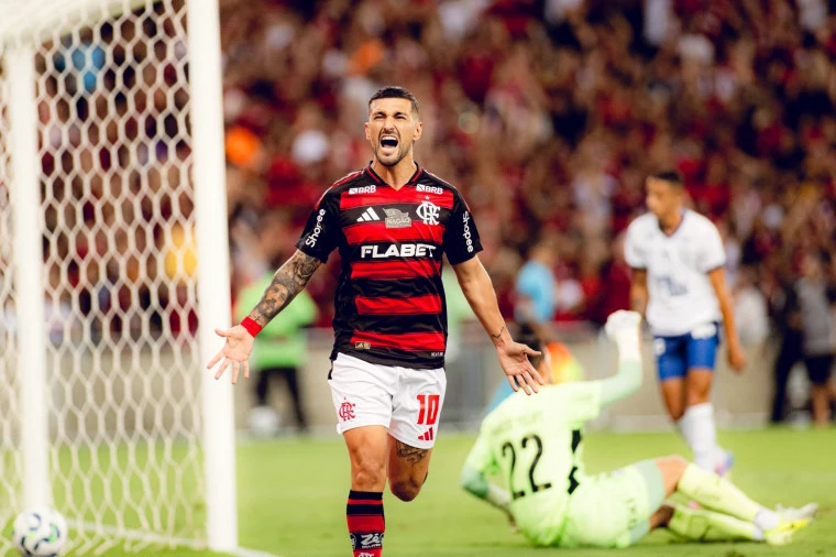 Arrascaeta marca, Flamengo derrota o Bahia e dorme líder do Brasileirão Arrascaeta marca, Flamengo derrota o Bahia e dorme líder do Brasileirão