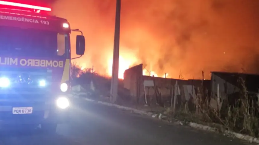 Incêndios simultâneos movimentam o Corpo de Bombeiros de Goianésia Incêndios simultâneos movimentam o Corpo de Bombeiros de Goianésia