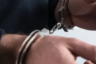 Polícia prende dupla por subtrair celular do patrão e furtar R$ 30 mil