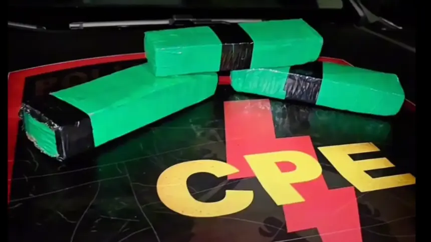 Traficante é flagrado com mala de drogas em Jaraguá após denúncia de moradores