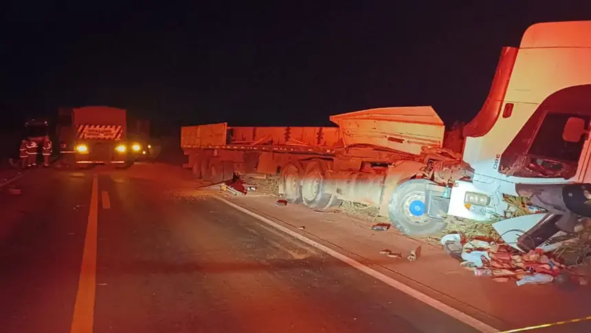 Tragédia na BR-452: Colisão entre quatro caminhões deixa uma pessoa morta Tragédia na BR-452: Colisão entre quatro caminhões deixa uma pessoa morta