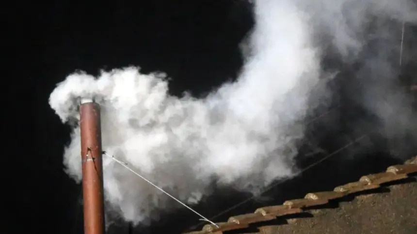 Vaticano se confunde, posta ‘fumaça branca’ e depois apaga publicação