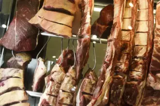 Você sabe o que tem na carne que compra? Água, aditivos e a importância de ler o rótulo