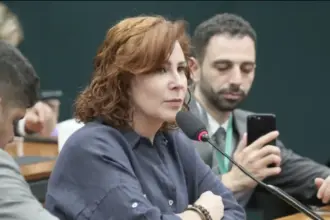 Após fuga, PGR pede prisão preventiva de Carla Zambelli