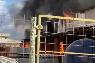 Bombeiros de Goianésia é acionado para controlar incêndio de grande proporção em loja de materiais de construção