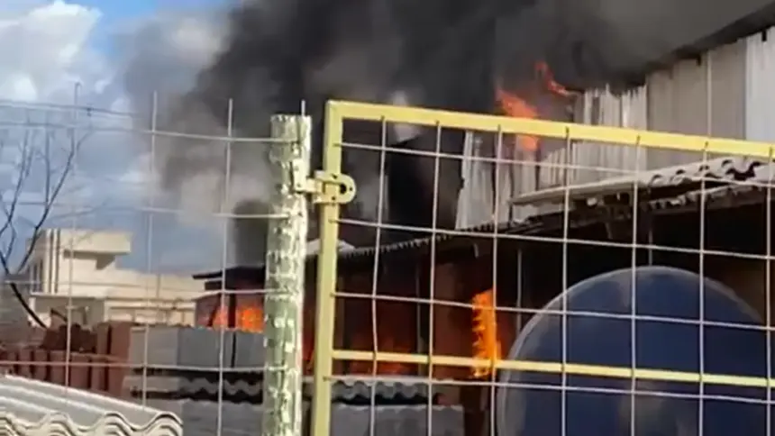 Bombeiros de Goianésia é acionado para controlar incêndio de grande proporção em loja de materiais de construção Bombeiros de Goianésia é acionado para controlar incêndio de grande proporção em loja de materiais de construção