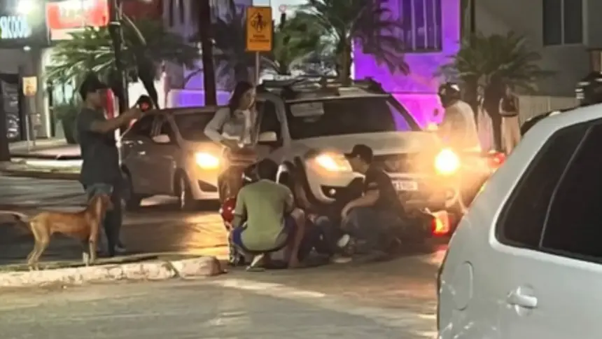 Colisão entre moto e carro deixa mulher ferida no centro de Goianésia Colisão entre moto e carro deixa mulher ferida no centro de Goianésia