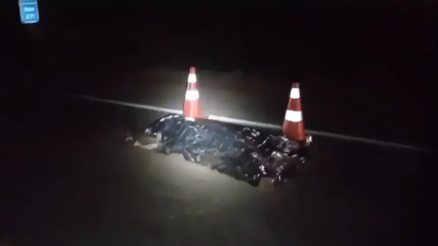 Colisão frontal entre moto e caminhão deixa dois mortos na BR-153