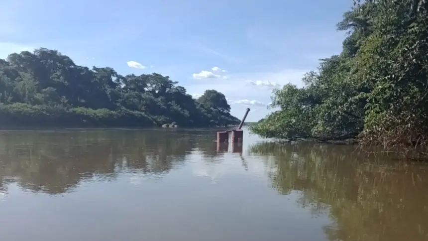 Draga afunda no Rio das Almas e mobiliza Corpo de Bombeiros de Goianésia Draga afunda no Rio das Almas e mobiliza Corpo de Bombeiros de Goianésia