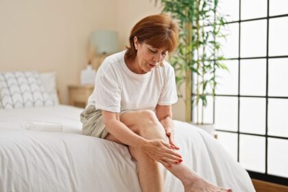 Veja a relação entre pés frios e pernas pesadas com varizes