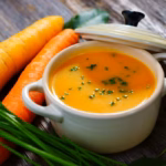 2 receitas de sopas saborosas e nutritivas para o inverno