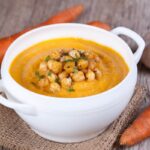 7 sopas e cremes ricos em proteínas para incluir no cardápio