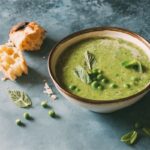 8 sopas ricas em proteínas para manter a dieta em dias frios