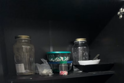 Polícia Civil prende três investigados por furto contra empresa e um deles por falsificação de canabidiol e outros medicamentos