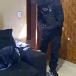 PCGO cumpre mandado de busca contra investigado por simular transação via PIX para fraudar compras em comércio