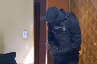 PCGO cumpre mandado de busca contra investigado por simular transação via PIX para fraudar compras em comércio