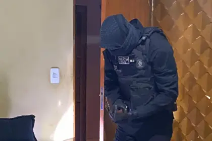 PCGO cumpre mandado de busca contra investigado por simular transação via PIX para fraudar compras em comércio