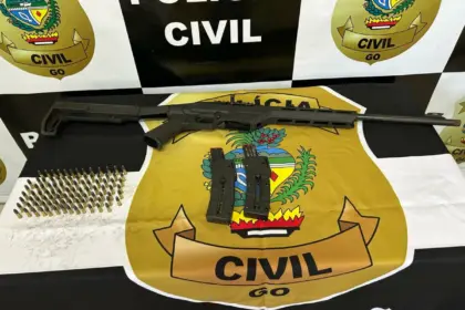 PCGO cumpre mandado de busca e apreensão em fazenda e apreende arma de fogo e munições, em Catalão