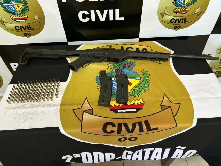 PCGO cumpre mandado de busca e apreensão em fazenda e apreende arma de fogo e munições, em Catalão