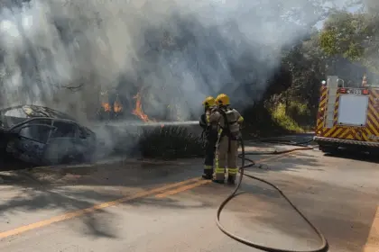 Acidente provoca incêndio em veículo na GO-080, sentido Jalles Machado