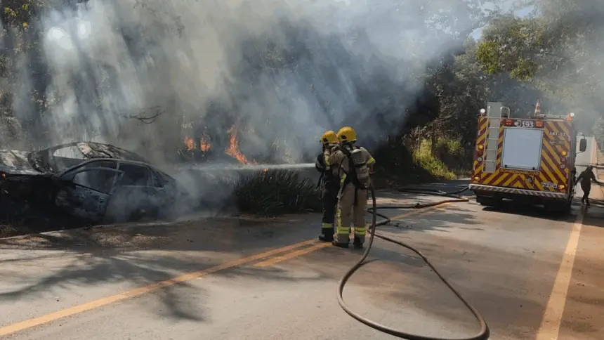 Acidente provoca incêndio em veículo na GO-080, sentido Jalles Machado