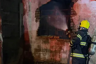 Bombeiros controlam incêndio em residência no oeste de Goianésia